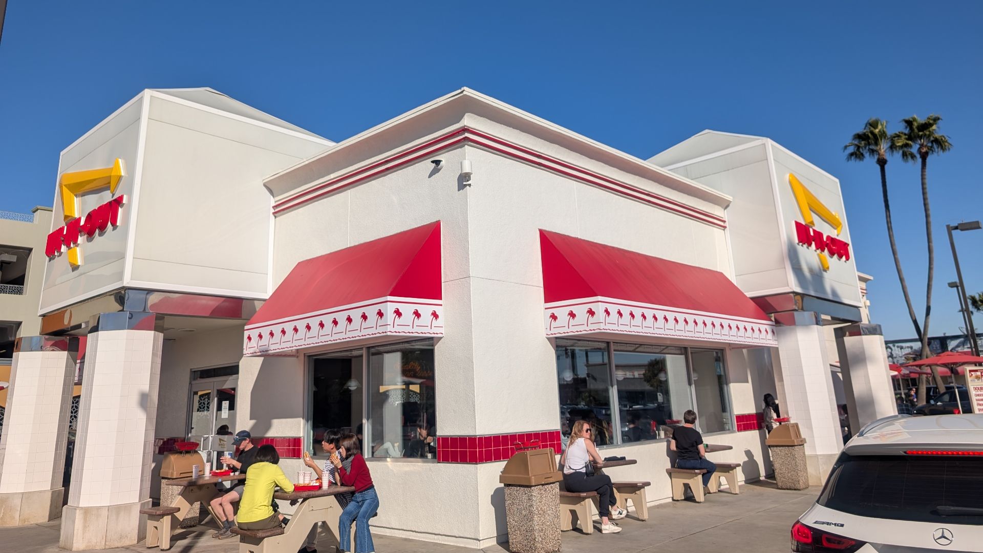 Exterior image of the In-N-Out location nearest Los Angeles international airport.