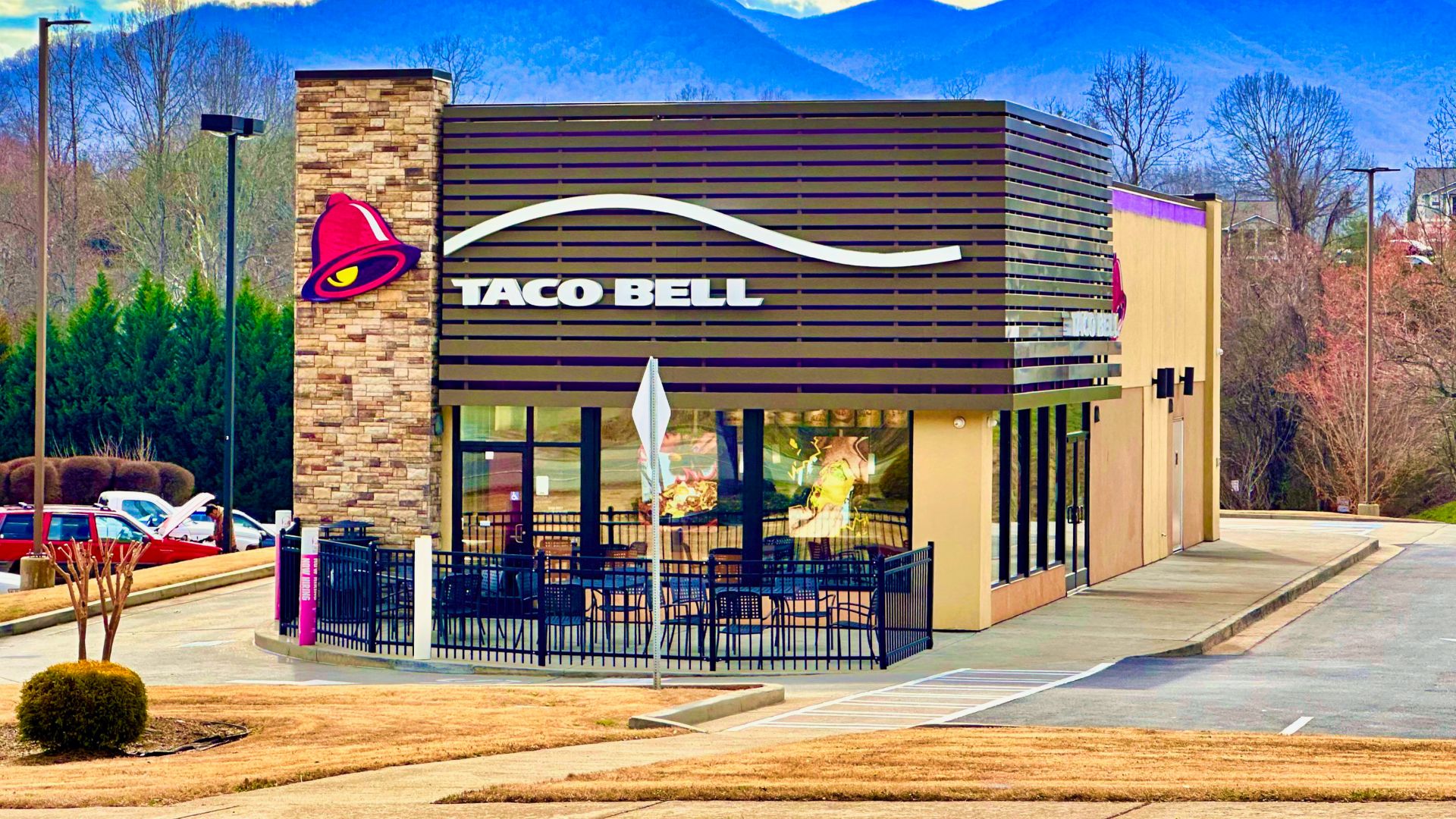 A modern Taco Bell restaurant in Hiawassee, Georgia