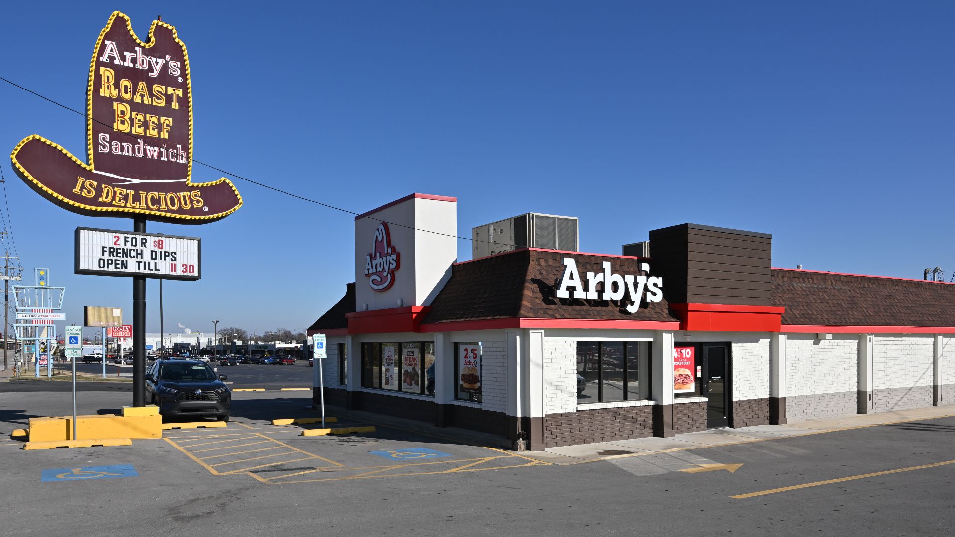 An Arby's with an old-fashioned sign (