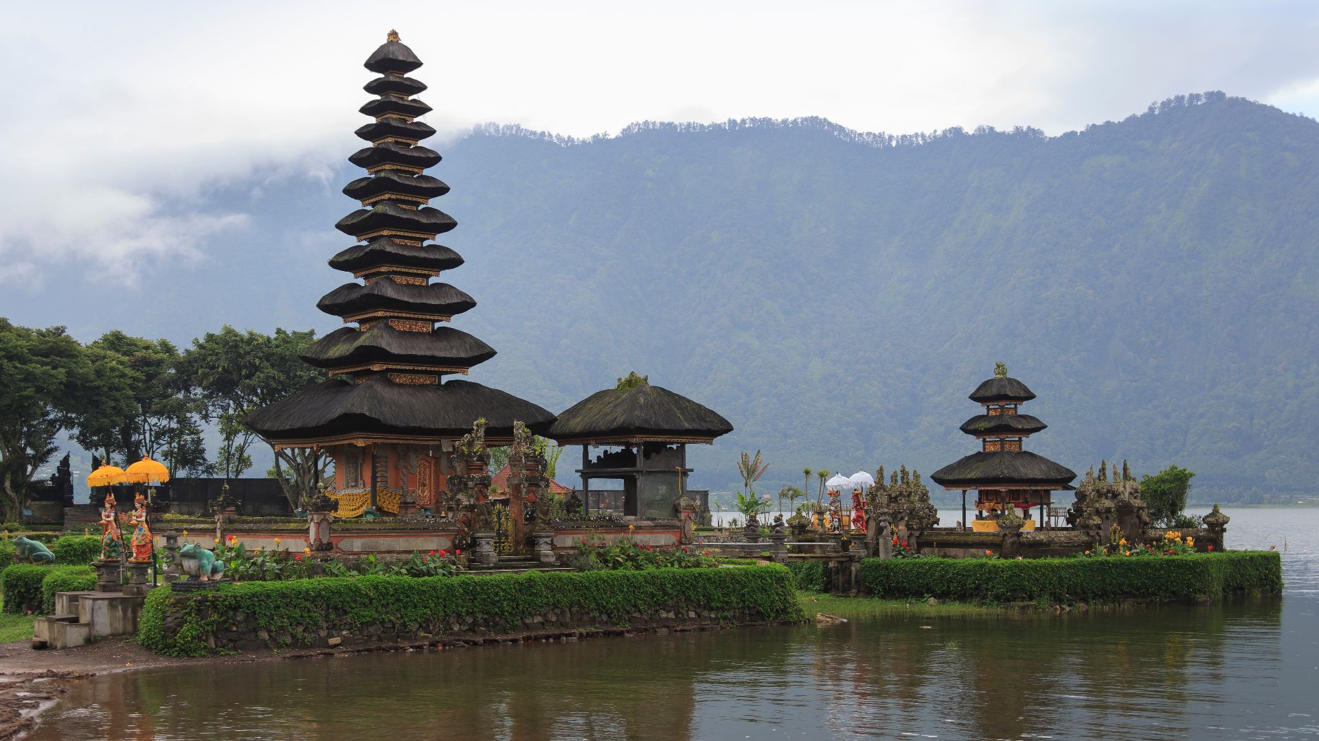 Bratan, Bali, Indonesia: Pura Ulun Danu Bratan, a balinese hindu temple. This temple view is also adorning the 50.000 Rupiah bill.