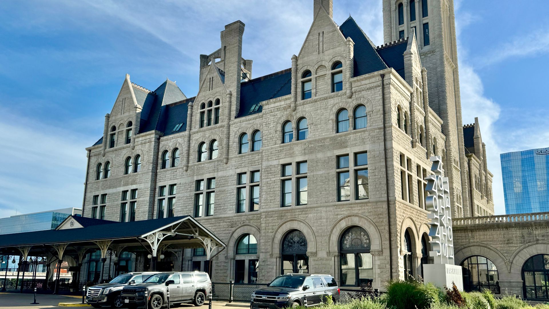 Built in 1898-1900, this Richardsonian Romanesque Revival-style building was designed by Richard Montfort to serve as a Union Railroad Station for the city of Nashville.  The building is clad in rough-hewn stone with roman arched bays on the first and thi