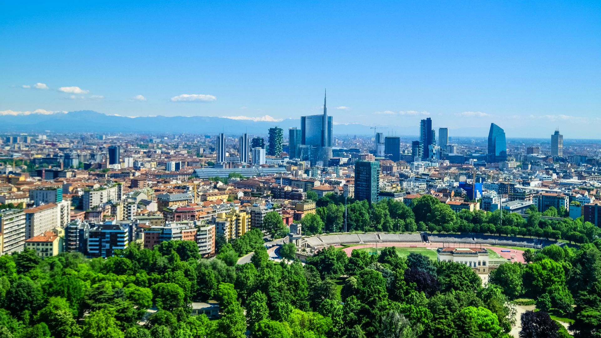 Picture showing the skyline of Milan.