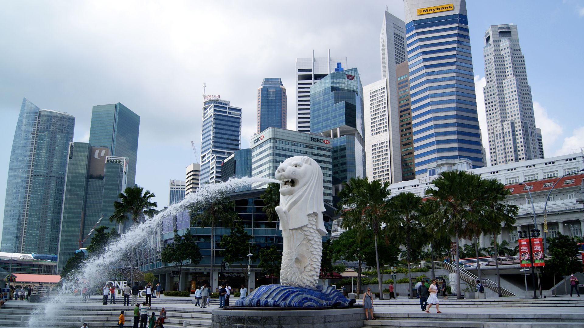 The Merlion statue in Merlion Park, with the skyscrapers behind.