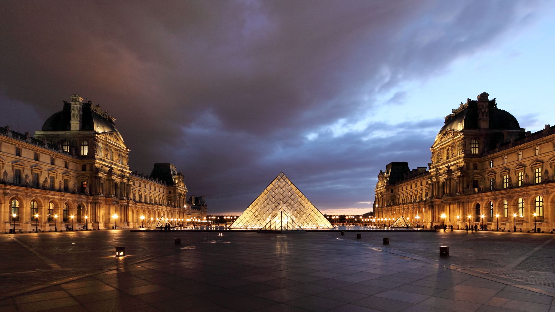 Louvre at dusk. Louvre pyramid, Cour Napoléon, Palais du Louvre, Ier arrondissement, Paris, France.