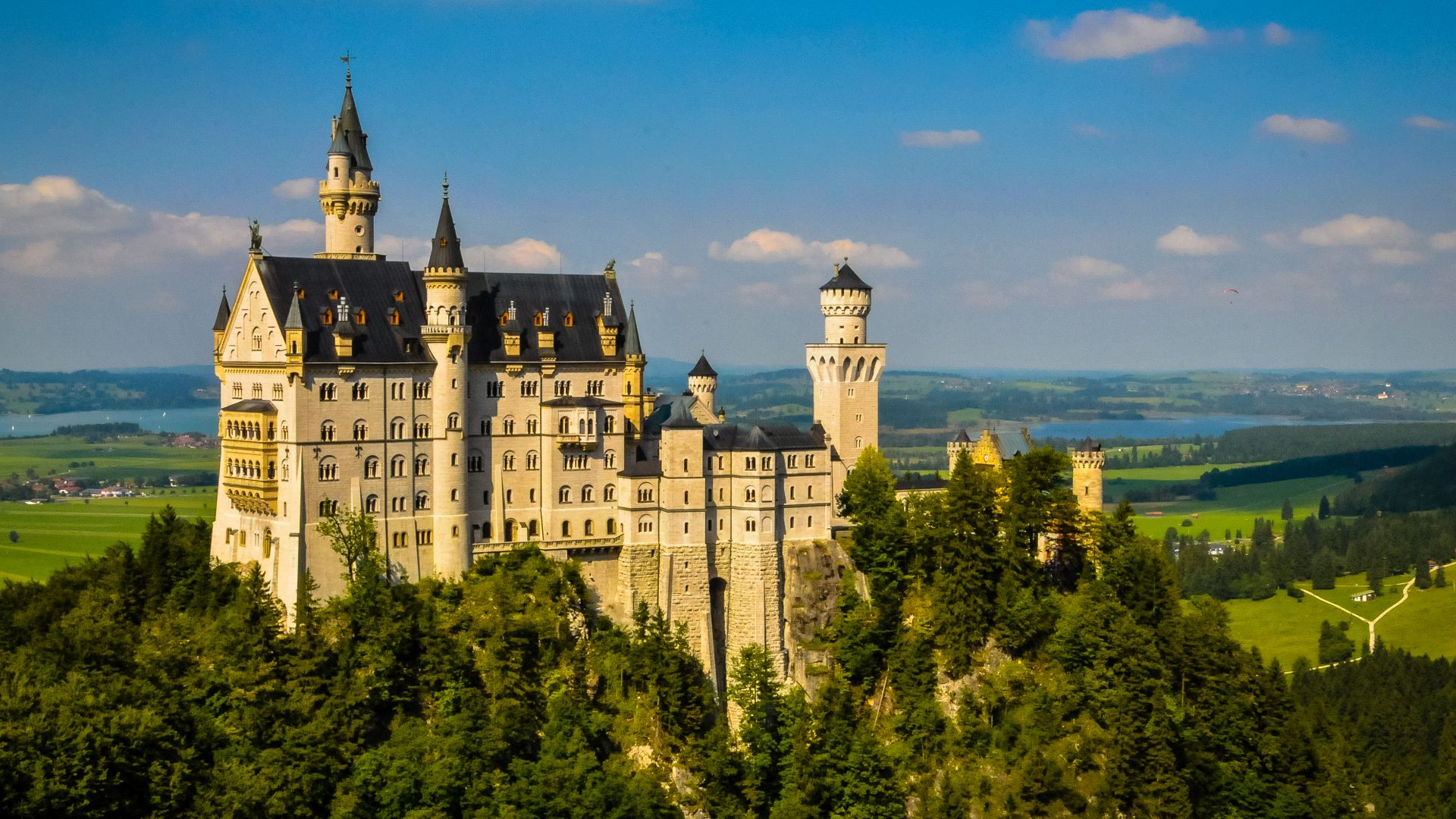 Im Jahre 1869 begann König Ludwig II von Bayern mit dem Bau des Schlosses. Es war eine idealisierte Kopie der Ritterburgen aus den Mittelalter. Noch bevor das Schloss fertig war verstarb der König. Der ursprüngliche name der Anlage war 'neue Burg Hohensch