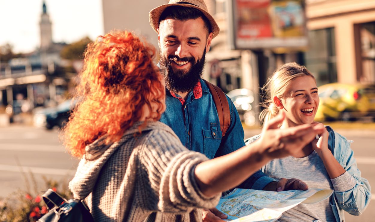 Shutterstock-1530267404, Group of tourists enjoying on vacation, young friends having fun walking on city street during sunset.