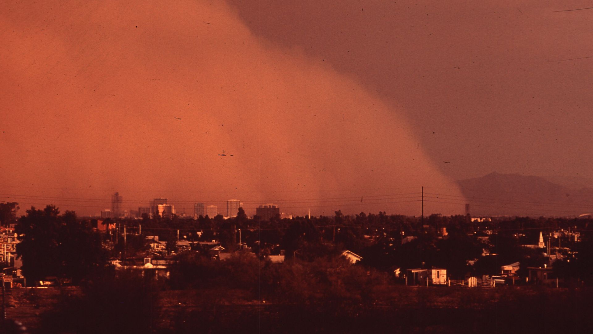 File:DUST STORM RISES ABOVE PHOENIX ON LABOR DAY, 1972. NO RAIN HAD FALLEN IN THE AREA FOR 153 DAYS - NARA - 544074.jpg
