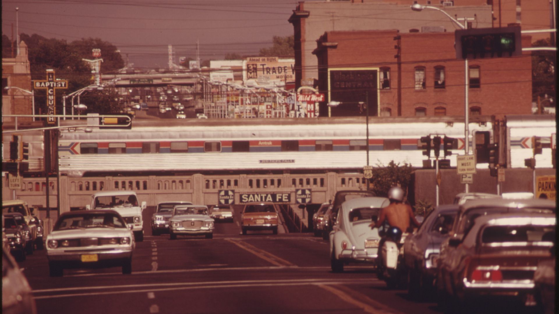 File:AMTRAK'S SOUTHWEST LIMITED CROSSING CENTRAL AVENUE IN DOWNTOWN ALBUQUERQUE, NEW MEXICO, ON ITS TRIP FROM LOS ANGELES... - NARA - 555988.jpg