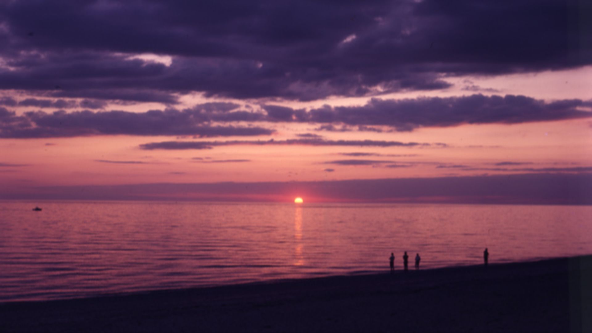 Persistent URL: http://www.floridamemory.com/items/show/245255

Local call number: JJS0334

Title: Sunset at the beach in Sarasota, Florida

Date: ca. 1970

Physical descrip: 1 transparency - col. - 60 mm.

Series Title: http://www.floridamemory.com/photo