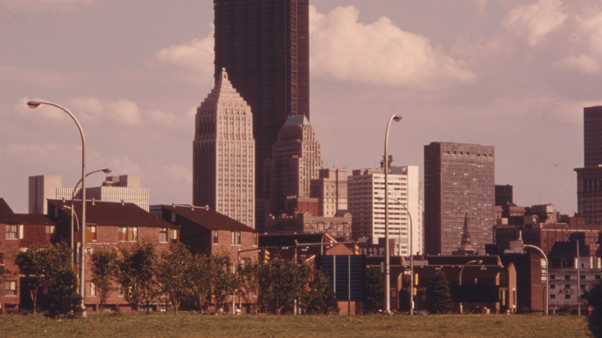 File:NORTHSIDE PITTSBURGH, PENNSYLVANIA, FORMERLY A SLUM AREA HAS BEEN RENOVATED INTO A LOW COST HOUSING DEVELOPMENT... - NARA - 557271.jpg