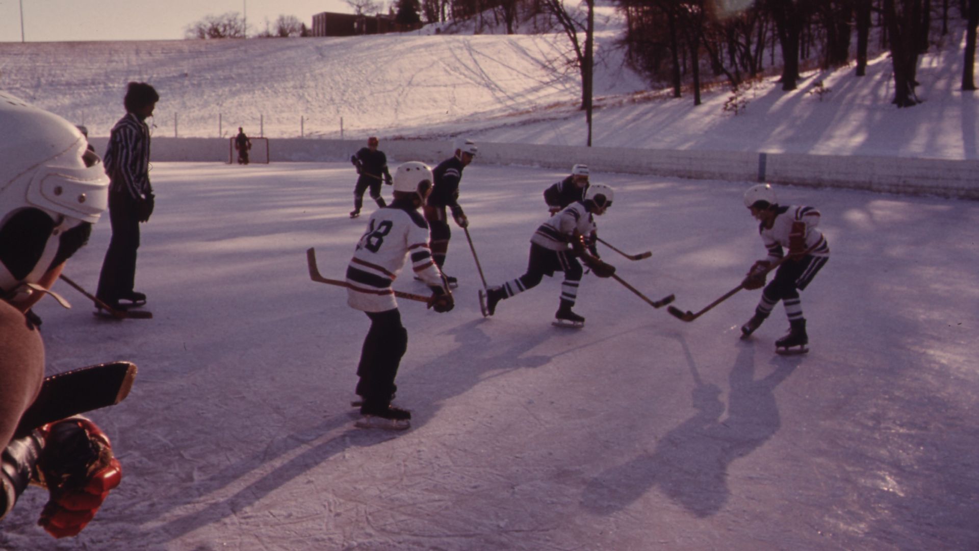 File:YOUNGSTERS PLAYING HOCKEY AT WEST SIDE PARK BELOW HERMANN HEIGHTS IN NEW ULM, MINNESOTA. PHYSICAL FITNESS IS STRESSED... - NARA - 558200.jpg