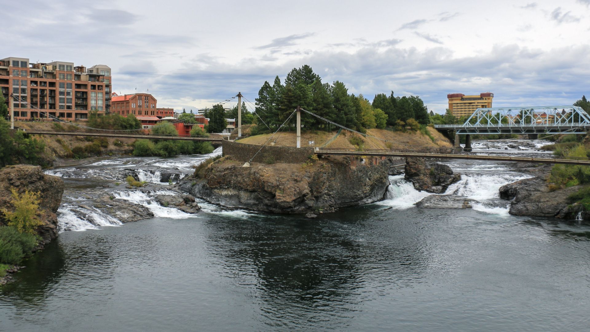 Upper Spokane Falls, Spokane. Recropped to a 3x2 aspect ratio from the original version by Martin Kraft (http://photo.martinkraft.com/), licensed under CC BY-SA 3.0 on Wikimedia Commons
