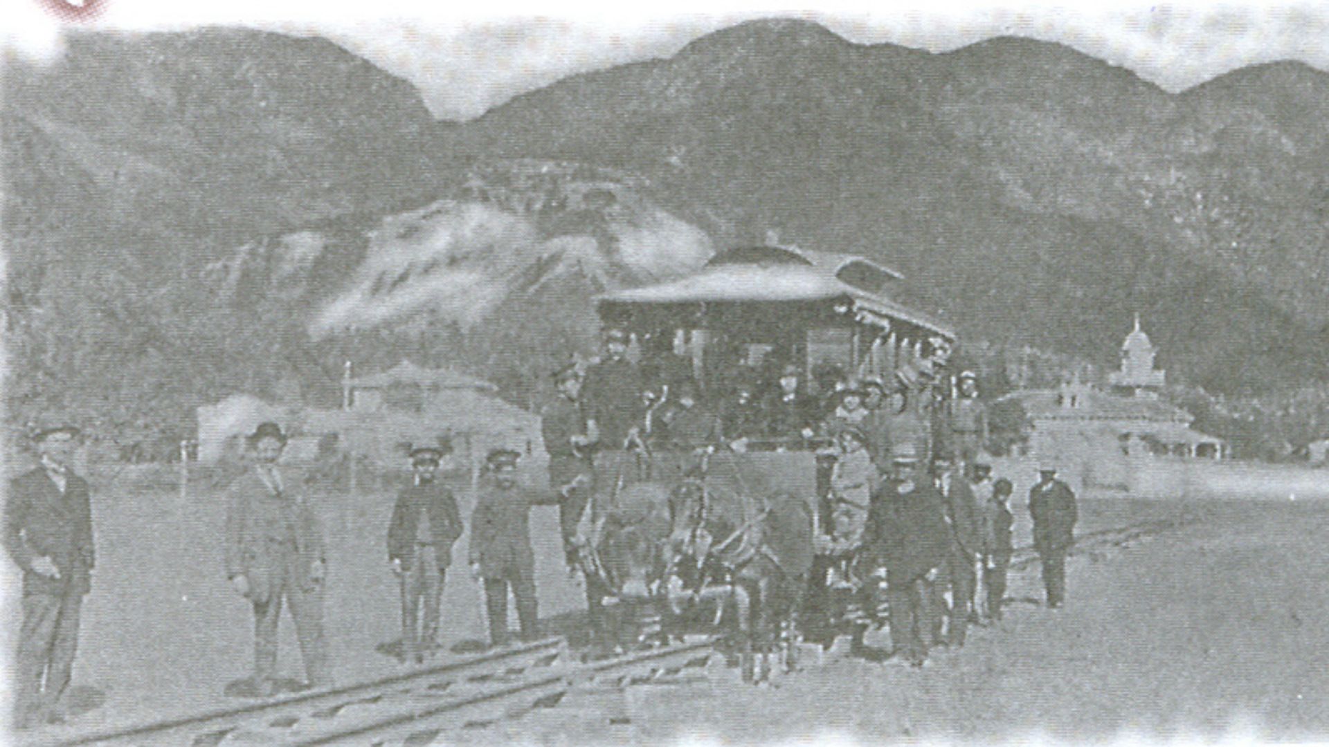 File:Tranvia en Bogota 1884.jpg