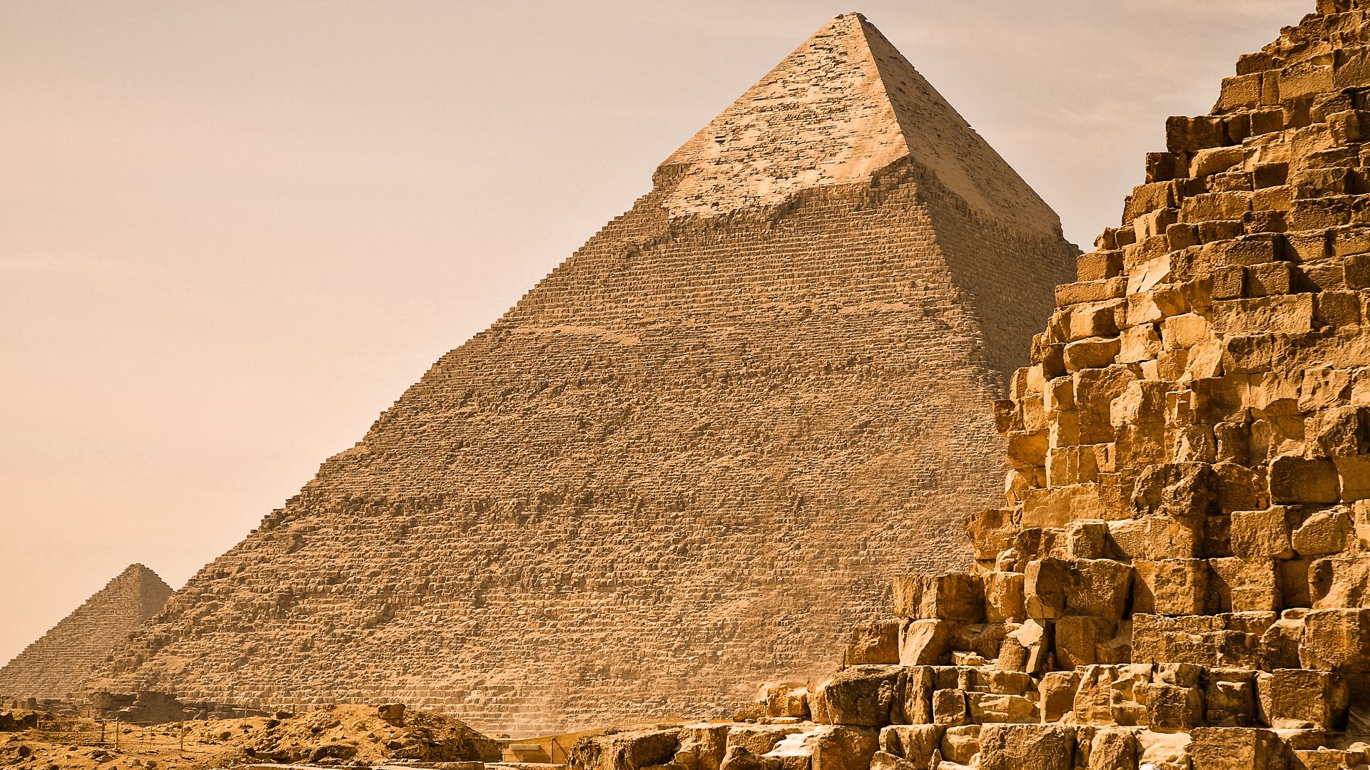 Great Pyramid of Giza (KhufuвЂ™s pyramid), Pyramid of Khafre, Pyramid of Menkaure (right to left). Giza, Cairo, Egypt, North Africa.
