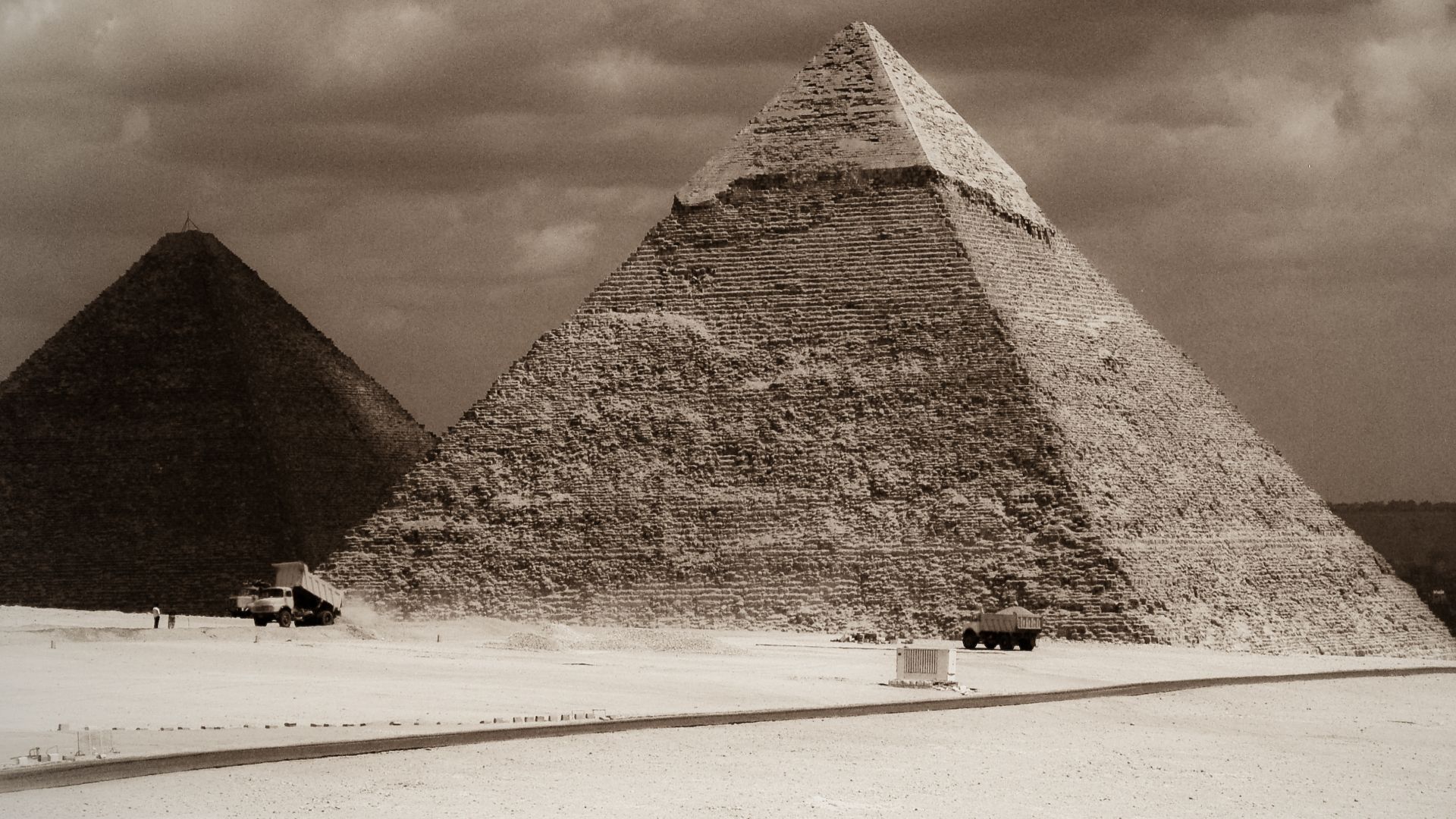 Great Pyramid of Giza (KhufuвЂ™s pyramid), Pyramid of Khafre (left to right). Cairo, Egypt, North Africa.
