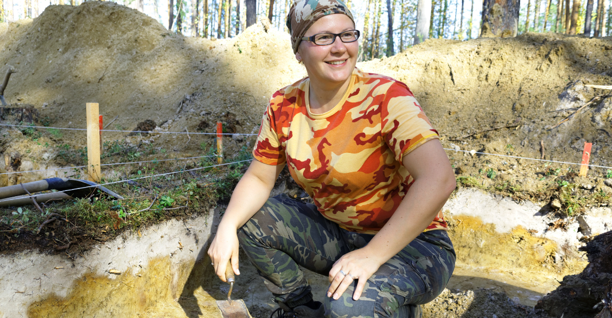 The girl-archaeologist with a trowel in his hand in the excavation 