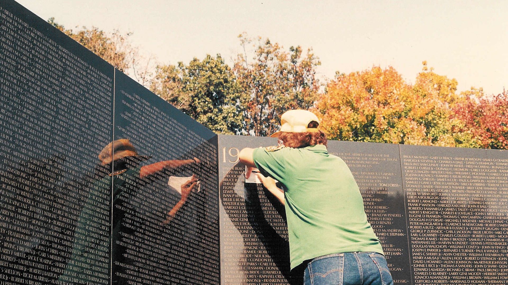 Das Vietnam Veterans Memorial Washington, D.C. (USA), listet die Namen der Gefallenen und Vermissten des Vietnam-Krieges in zeitlicher Reihenfolge. Freunde und Verwandte pausen sich als Andenken oft die Namen der ihnen verbundenen Personen auf ein Stück P