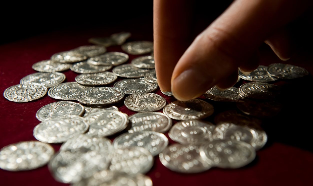 Getty Images - 124921362 - Silver coins from the Vale of York viking hoard are displayed at a press conference to unveil the newly conserved hoard at the British Museum in central London, on August 27, 2009. Worth GBP 1.1m (dollars 1.8m or euro 1.3m) the items will be displayed equally between joint-owners York Museums Trust (York) and the British Museum.