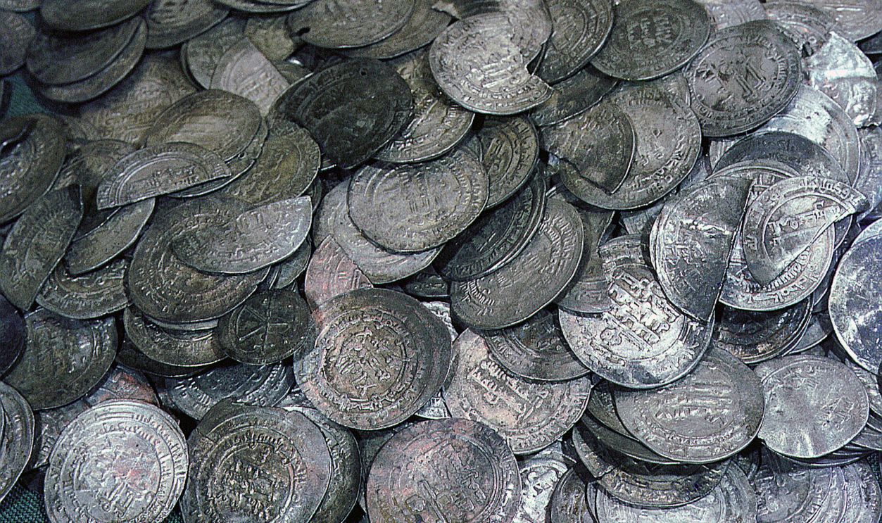 Getty Images - 152207703 - Coins, mainly Byzantine and Islamic part of Viking treasure found in burials which illustrate the extent of Viking travels, found Scandinavia, Sweden. Viking. 11th c .