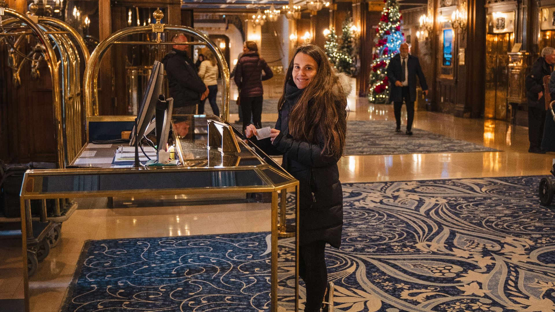 Elegant hotel lobby in Québec decorated for the holidays, featuring luxurious lighting and decor.