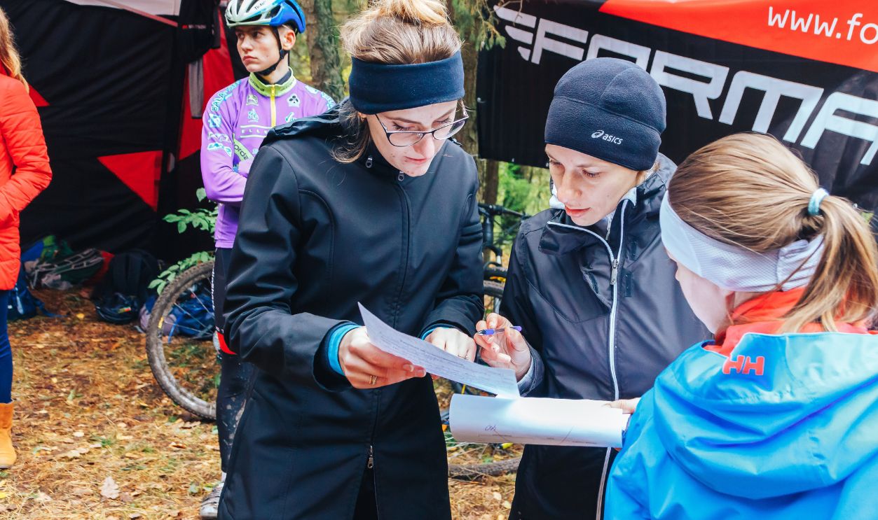 Minsk region Kryzhovka October 8, 2017 Bike ride Women discuss looking at paper
