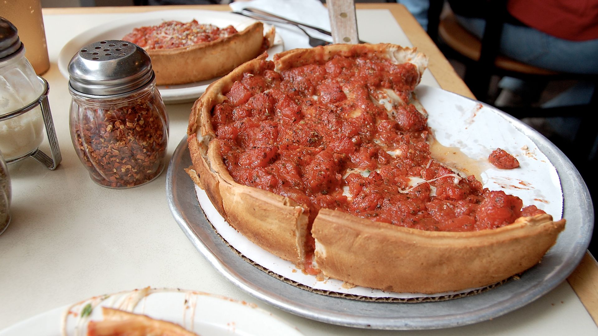 A Chicago-style deep-dish pizza as served by w:Zachary's Pizza at 5801 College Avenue in Oakland, California, USA