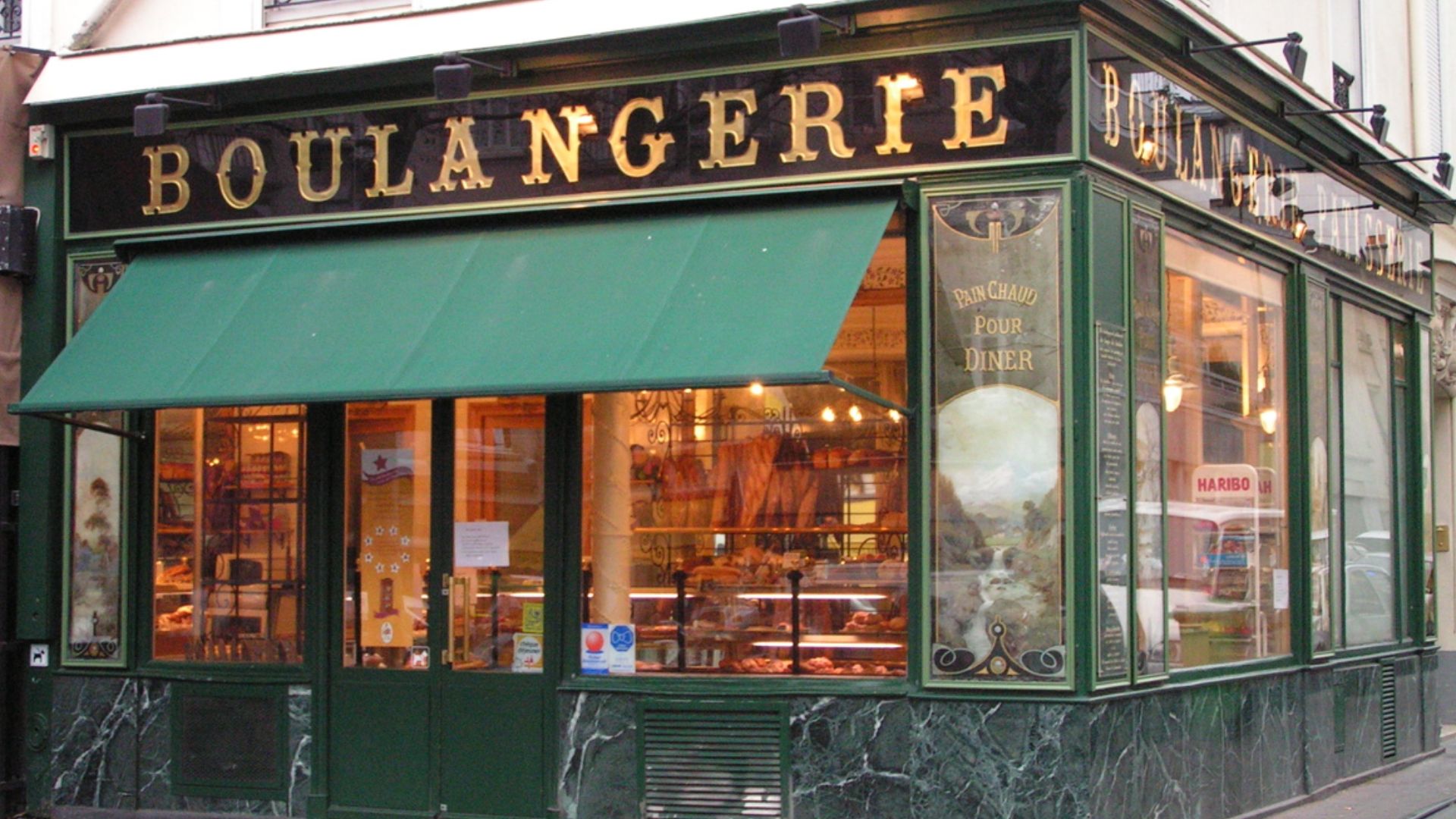 Devanture de boulangerie en Verre églomisé rue de la Roquette à Paris.
