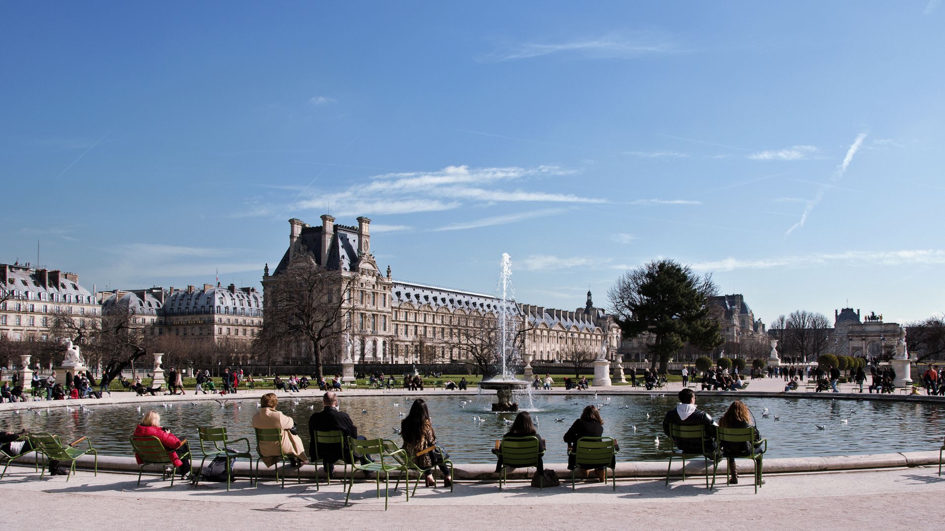 Large round basin of Jardin des Tuileries.