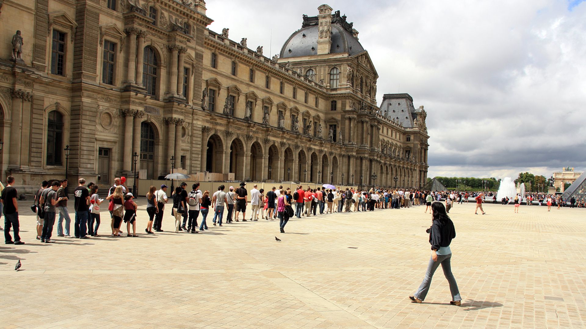 Queue of visitors to the Louvre