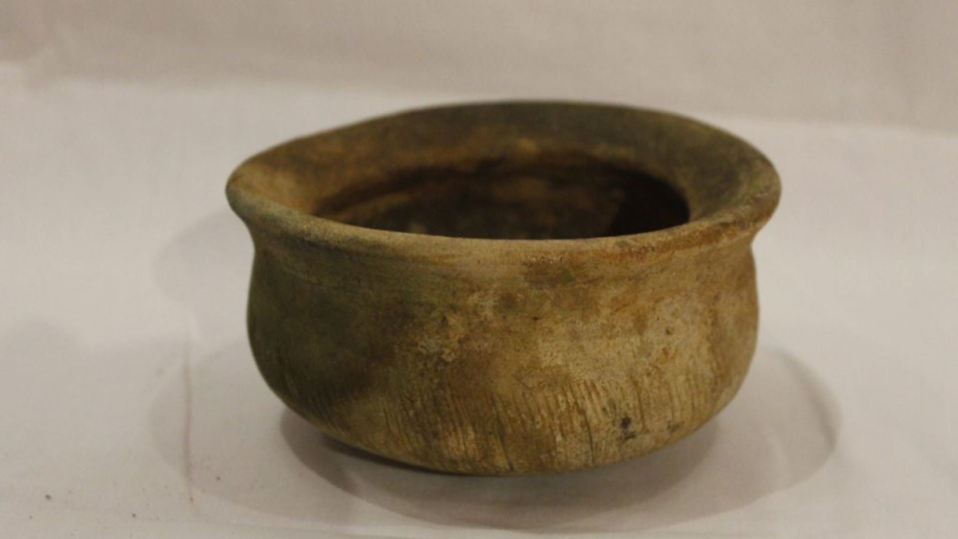 Mangkok terracotta ini digunakan sebagai peralatan makan dan biasanya mereka juga menggunakan mangkok terracotta ini sebagai buah tangan kepada pendatang / tamu ketika berkunjung