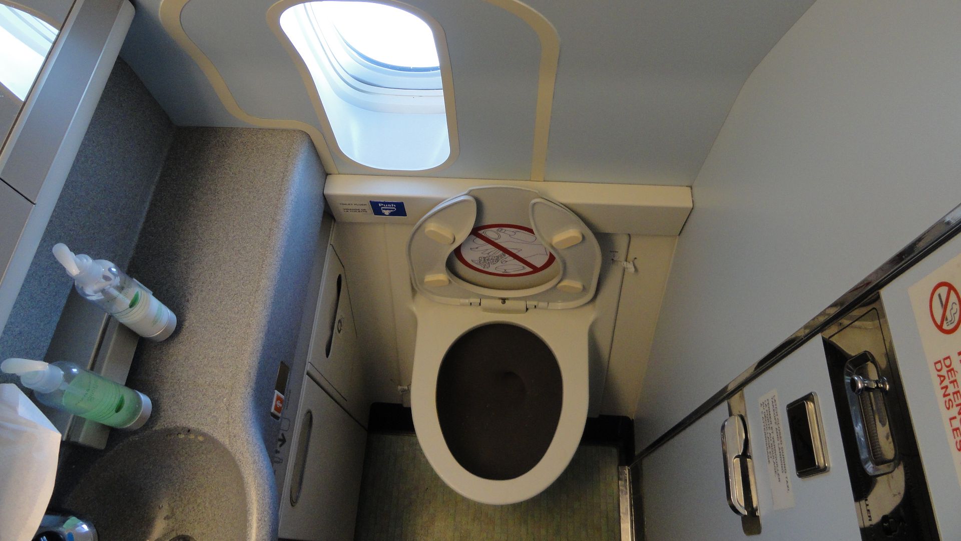 First class lavatory, Air Canada Boeing 777-200LR