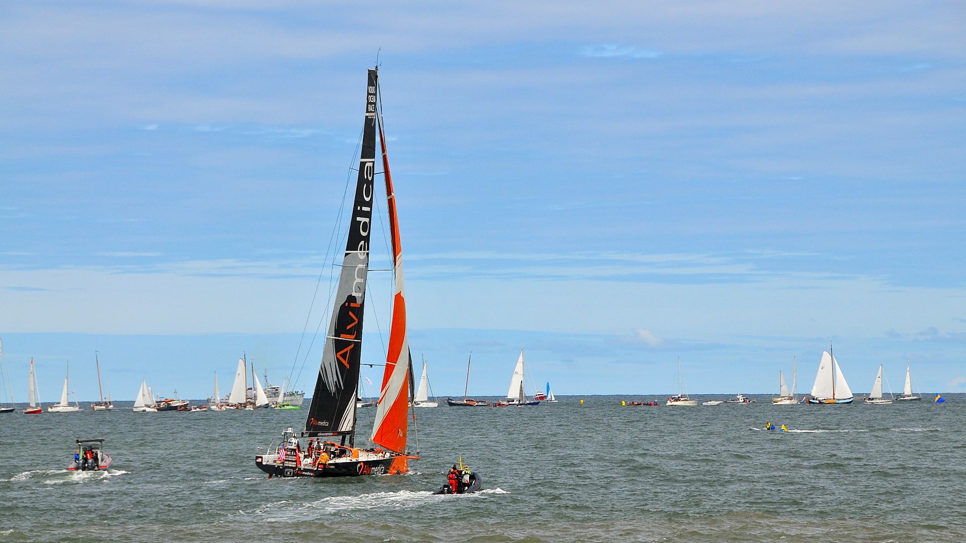 Vertrek van de koploper, Team AlviMedica (captain Charlie Enright, USA), uit de haven van Scheveningen.

www.teamalvimedica.com