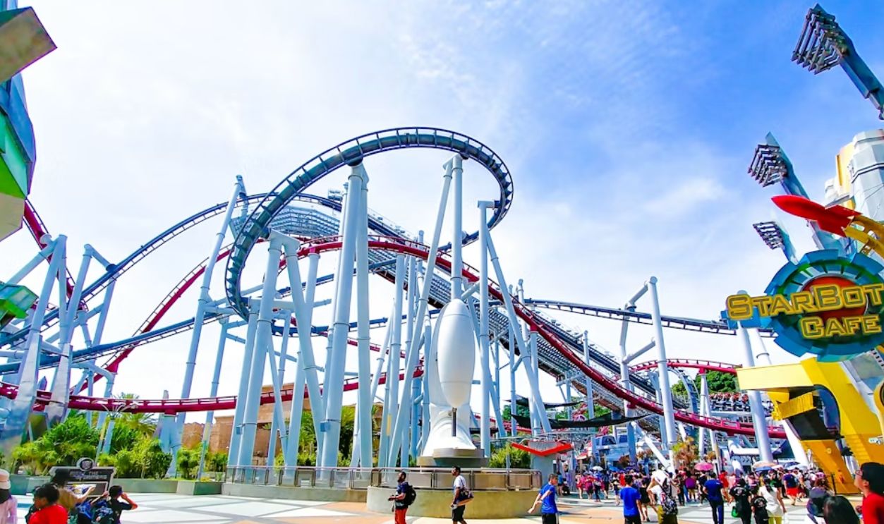 people of amusement park under clear blue sky during daytime