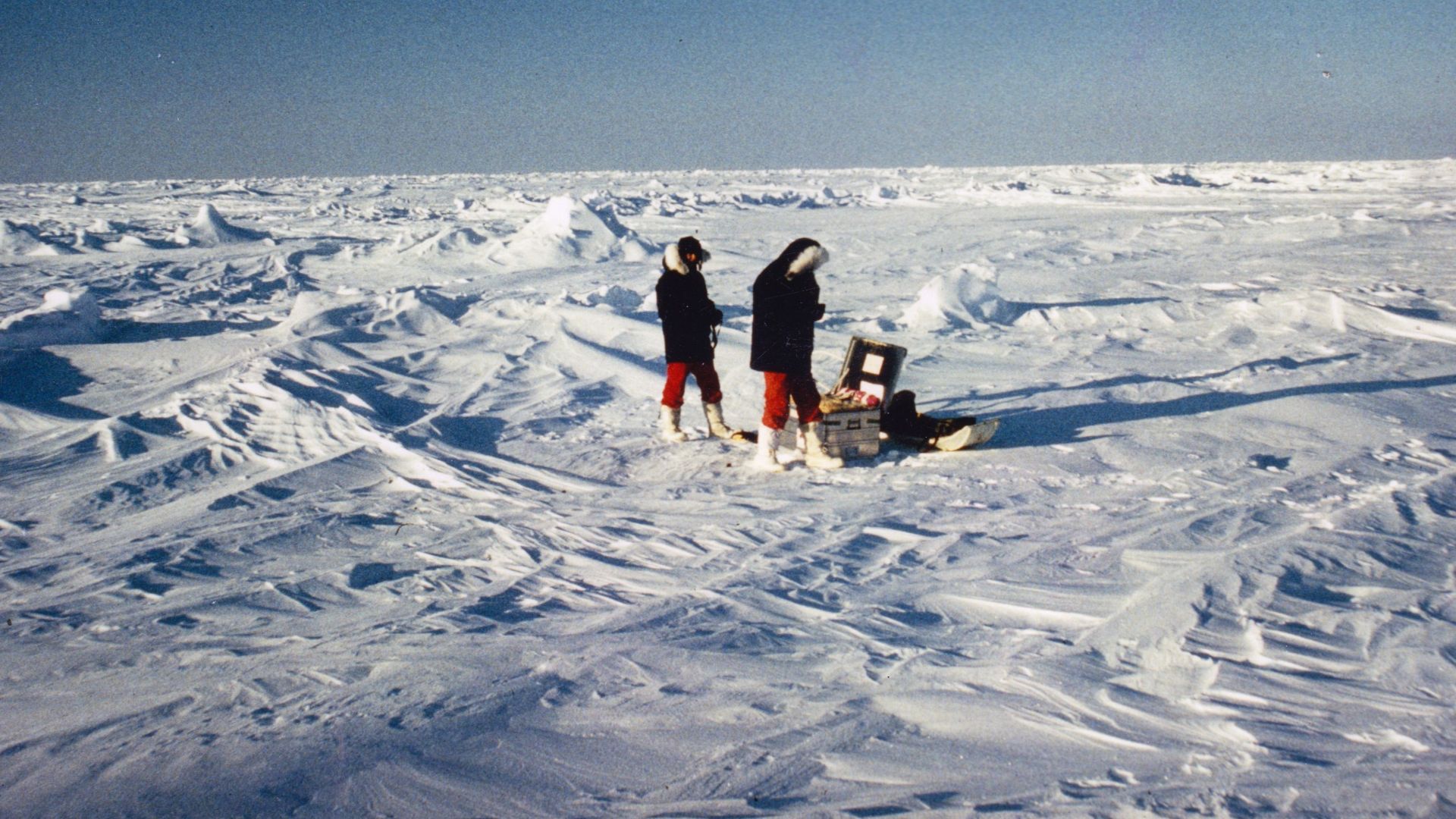 The arctic ice pack at the North Pole shows pressure ridges. Expedition members are taking air samples. April 16, 1990, Lorenz.King@geogr.uni-giessen.de