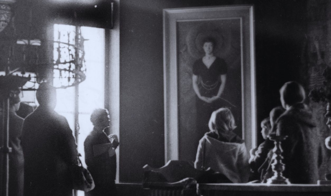Gettyimages - 630683126, Visitors pause before John Singer Sargent's portrait of Mrs. Gardner, in the Gothic Room at the Isabella Stewart Gardner Museum in Boston on Nov. 15, 1966. 
