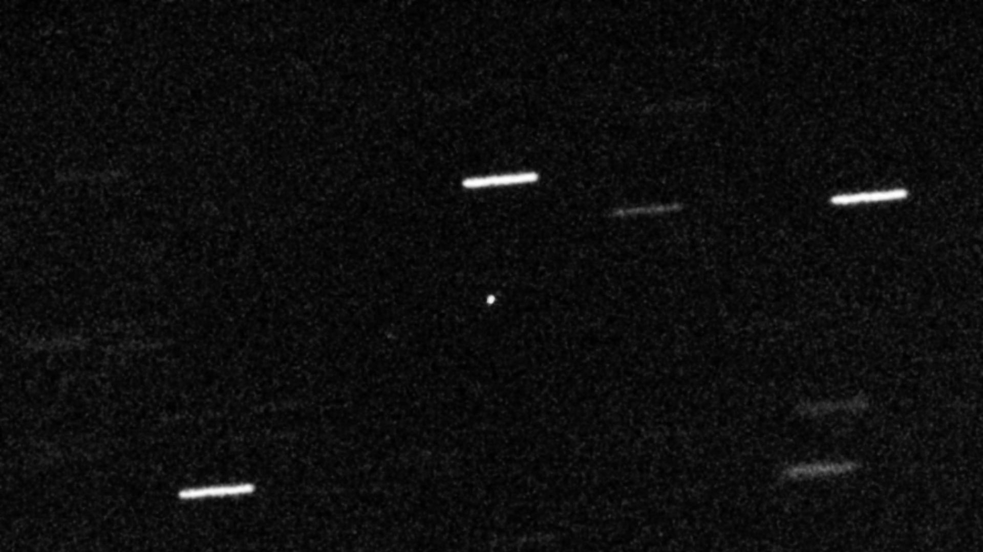 1I/ʻOumuamua as shown here imaged with the 4.2 meter William Herschel Telescope on the Canary Islands is seen as a point of light in the centre of the image. Background stars appear linear because the telescope was centred on tracking the object through 5