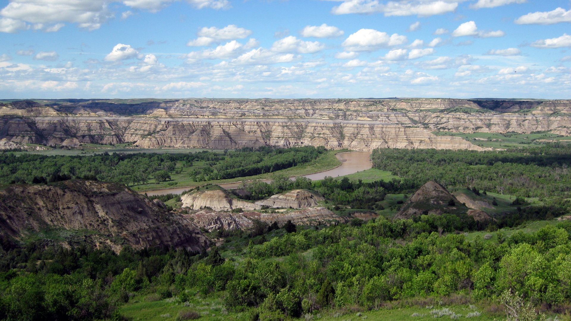 Plateaus and tops of buttes provide expansive views of the buttes and river valley floor where one can really take in the vastness of the badlands. The North Unit, having a higher elevation than the South Unit and more barren buttes makes for striking lan