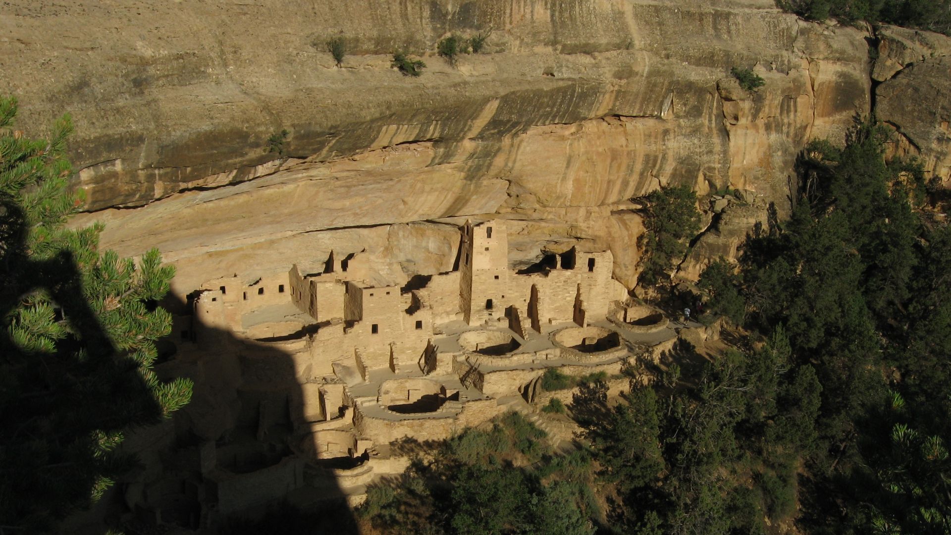 Cliff Palace is the largest cliff dwelling in North America. The Ancient Pueblo structure is located in Mesa Verde National Park, in the southwest corner of the U.S. state of Colorado, home to the Ancestral Puebloans people.
Cliff Palace contains 23 kivas