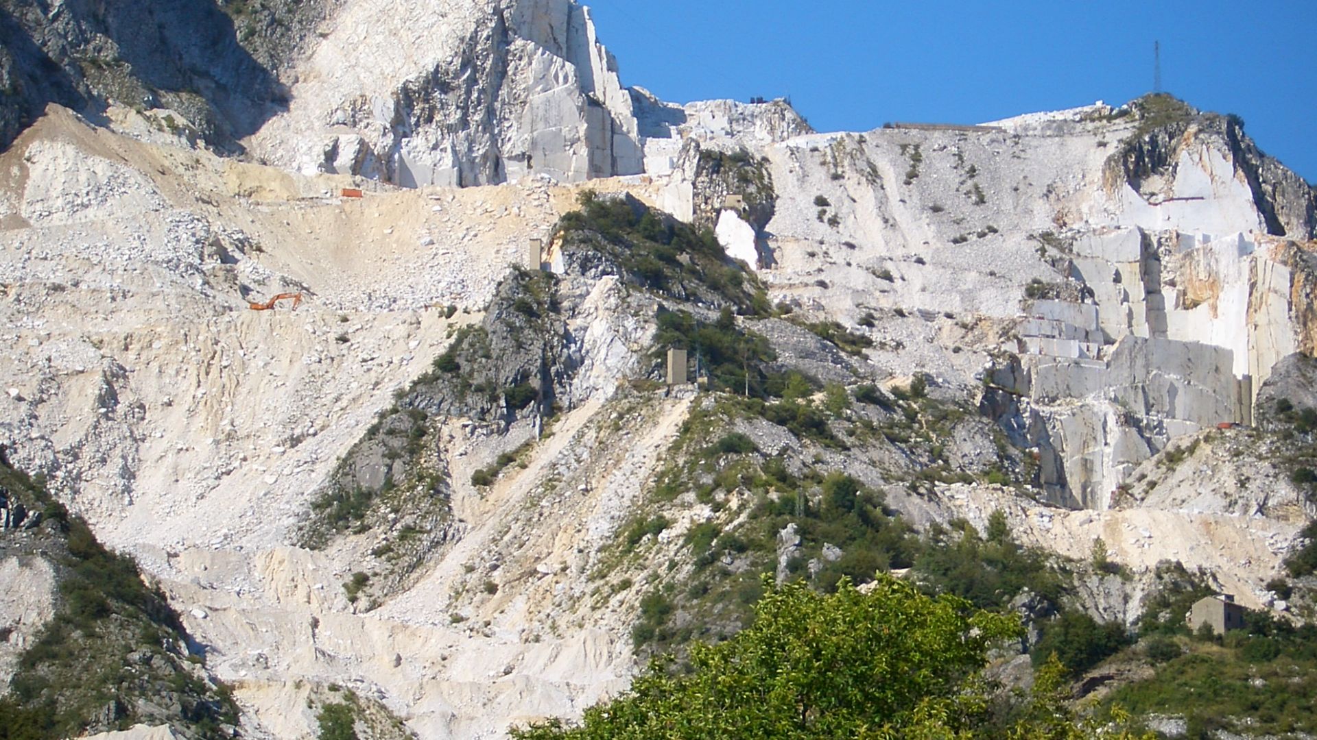 Marble quarries above Carrara, and the road that runs there on the slope of a steep valley, partly in tunnels