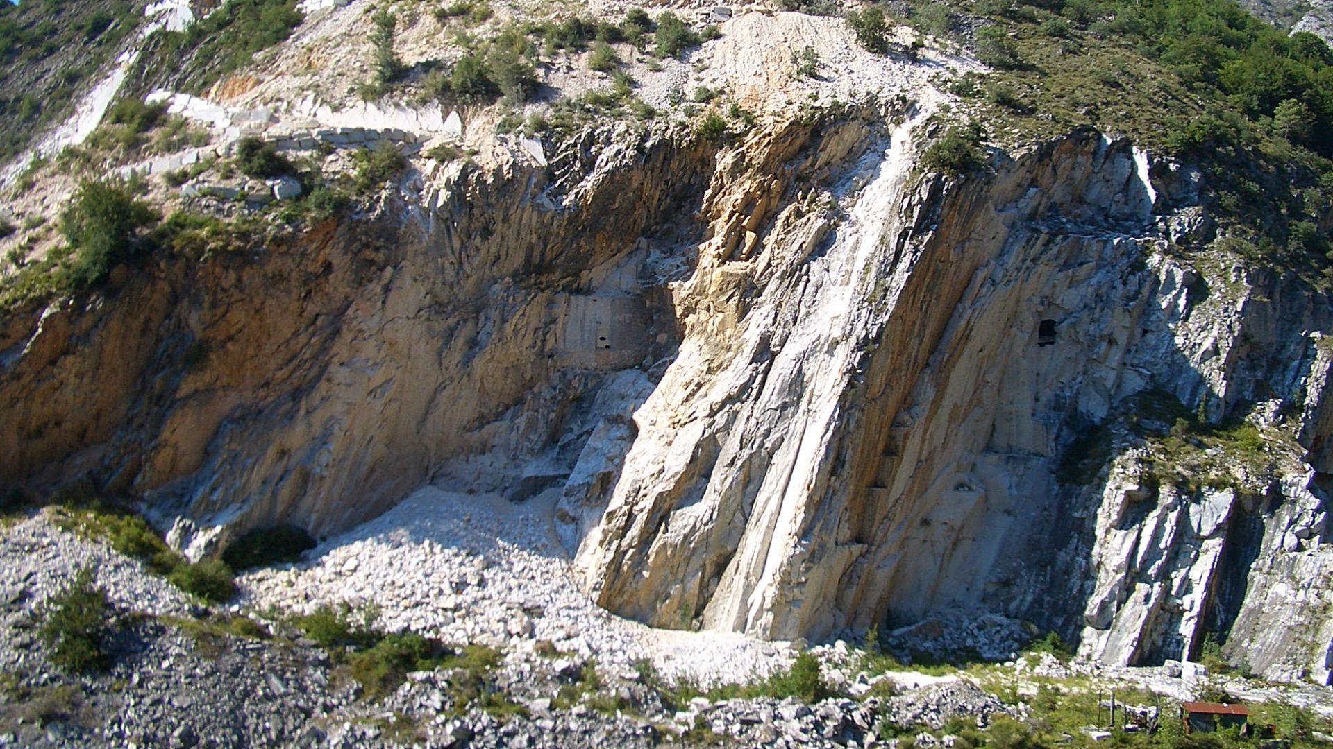 Marble quarries above Carrara, and the road that runs there on the slope of a steep valley, partly in tunnels