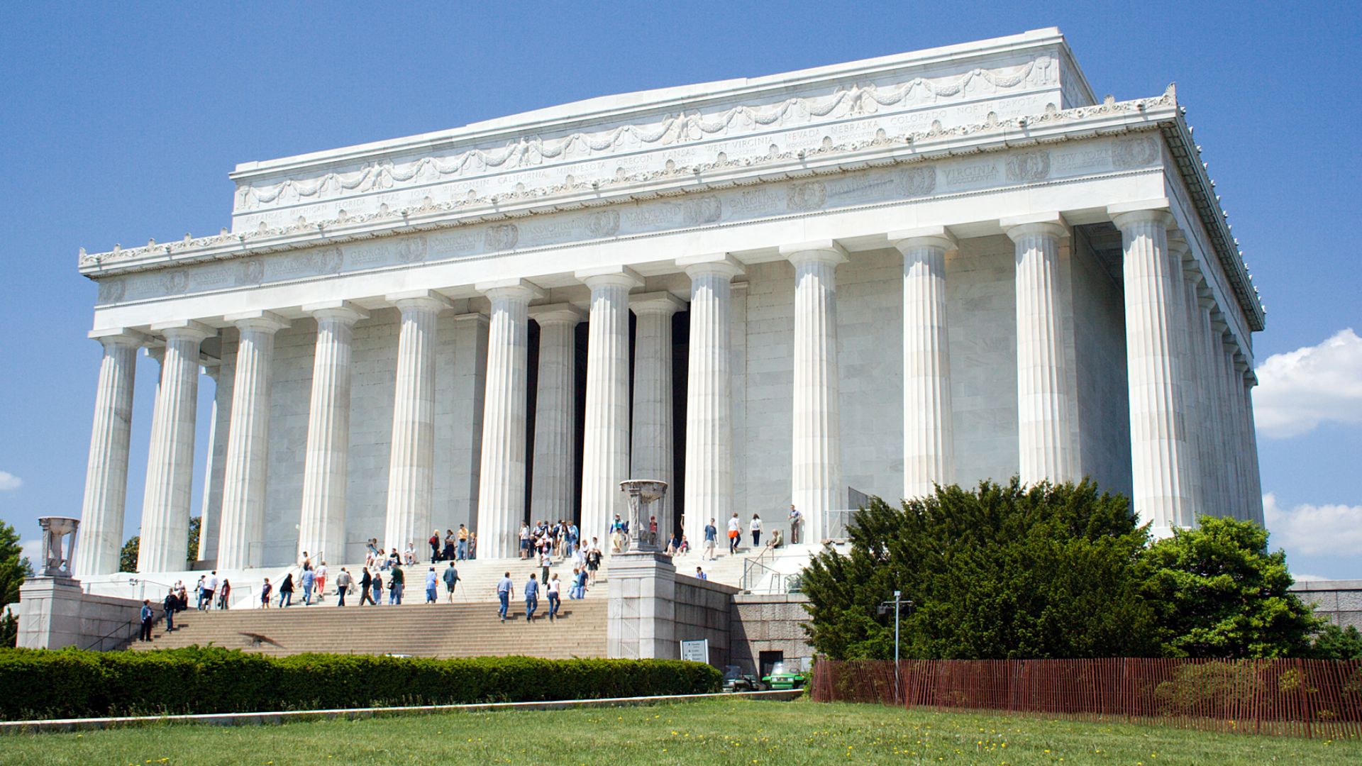 The Lincoln Memorial is a United States Presidential memorial built to honor the 16th President of the United States, Abraham Lincoln. It is located on the National Mall in Washington, D.C. 
The building is in the form of a Greek Doric temple and contains