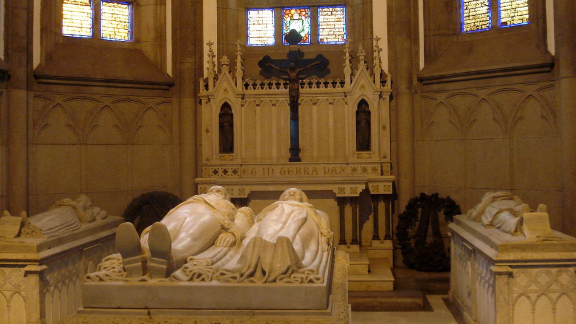 Center:Tomb of Pedro II of Brazil (1825-1891) and his wife Teresa Cristina of the Two Sicilies (1822-1889).
Lateral gisants:Tombs of Princess Isabel of Brazil (1846-1921) and her husband Prince Gaston, Count of Eu (1842-1922)