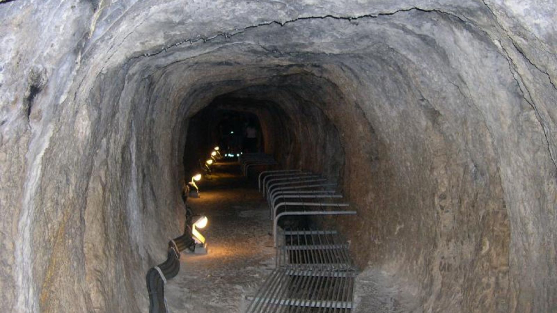 Túnel construido por el arquitecto Eupalinos en la antigua ciudad de Samos (hoy: Pythagorio)