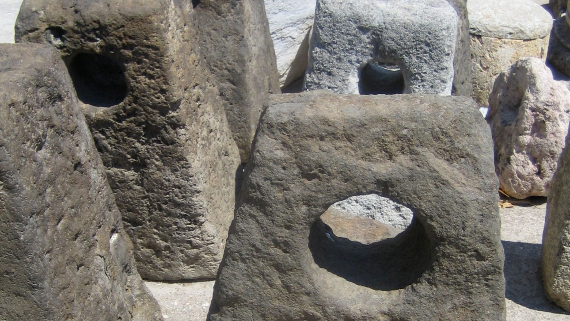 Anclas de piedra. Museo Marítimo de Grecia. Pireo.