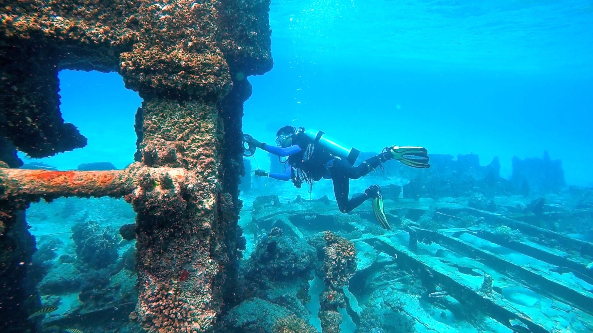This is a shipwreck engine that is being measured by underwater archeology. This shipwreck uses coal as fuel.