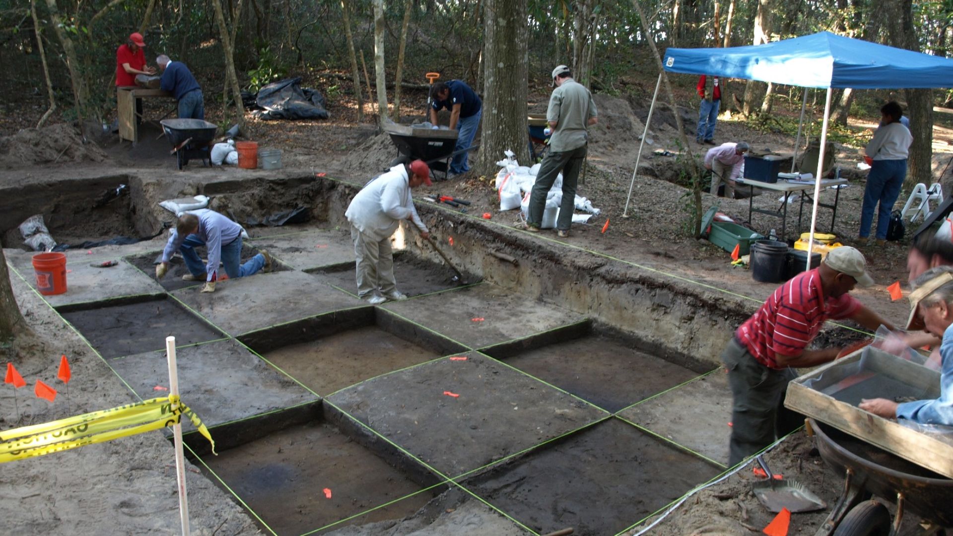 The First Colony Foundation conducts an archaeological dig in autumn 2009 at Fort Raleigh National Historical Site, to find artifacts related to the English colonies at Roanoke Island in the 1580s.