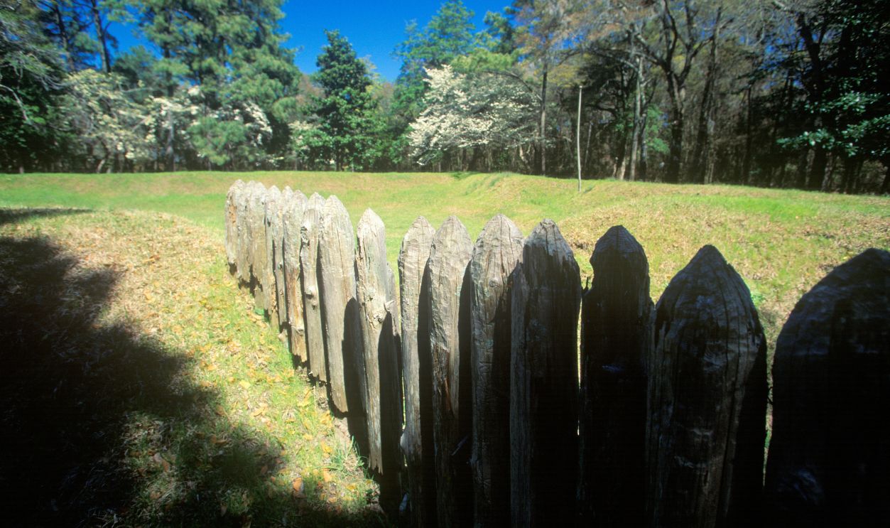 Getty Images - 144082244 - Gravestone commemorating The Lost Colony at Roanoke, NC