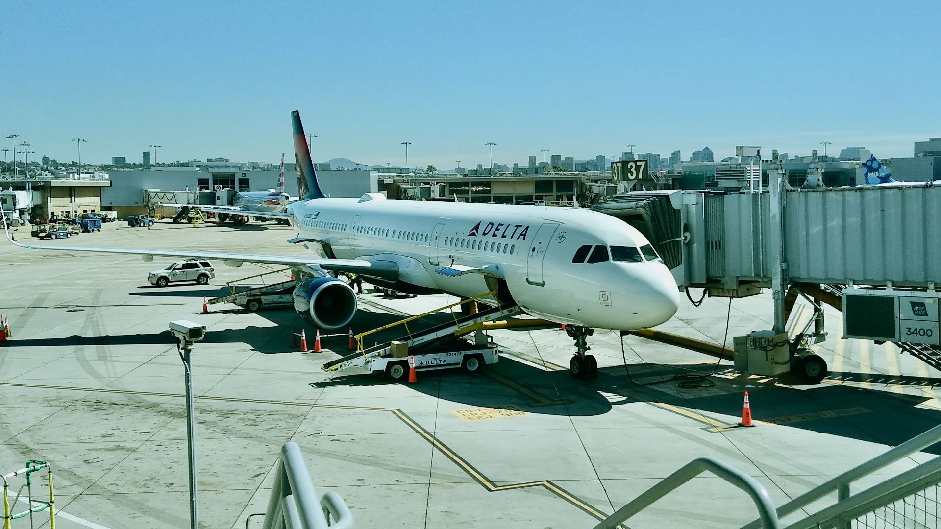 Airbus A321 operated by Delta Airlines (registration N352DN) at San Diego
