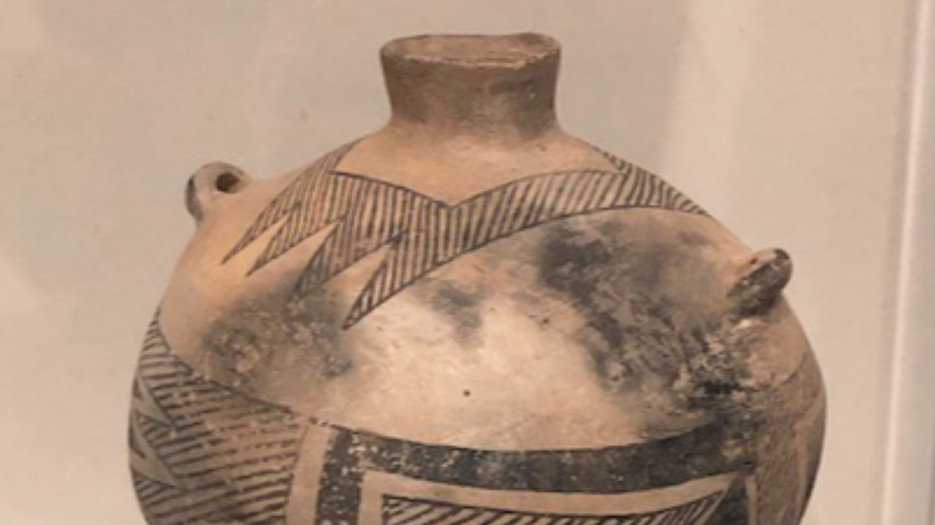 Ancestral Puebloan Socorro Black on White ware jar c. 1050–1300, collection Albuquerque Museum.