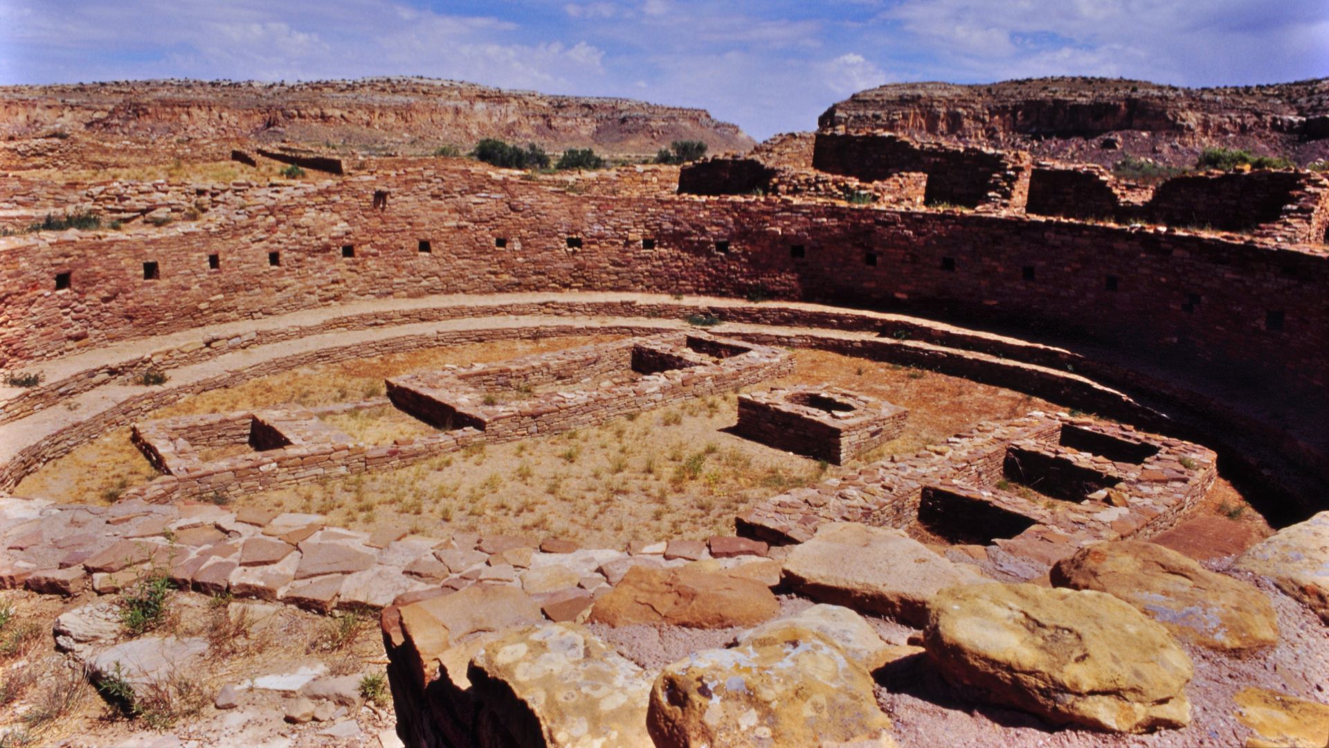 The Chaco Culture National Historical Park, a Unesco World Heritage Site, is the largest archeological site in the USA. This is composed of 3 villages with large buildings, apparently built around the XI century. It was the home of the Ancestral Puebloan